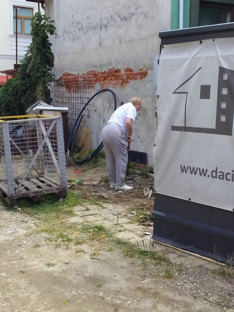Patronul Complexului hotelier Victoria, surprins la „munca de jos”! Emil Enescu - fotografiat cu grebla pe propria proprietate 1 IMG 20260723 111020