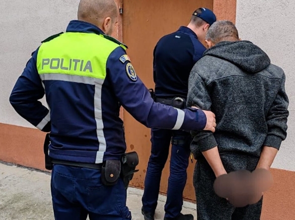 Un bărbat a ajuns în custodia poliției după ce și-a agresat soția și soacra