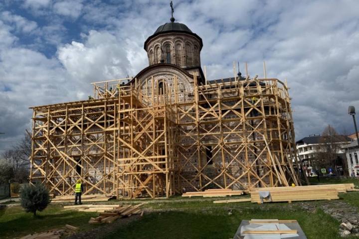 Biserica-Domneasca-din-Curtea-de-Arges.jpg