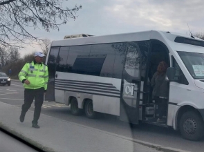 Polițiștii locali piteșteni au luat la „puricat” avizele de circulație ale operatorilor de maxi-taxi