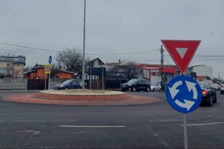 Sens-giratoriu-bradu.jpg