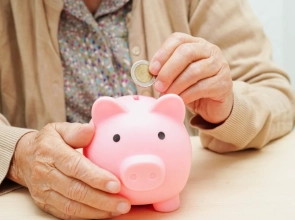 Casa Județeană de Pensii Argeș va acorda ajutoare în bani pentru pensionarii cu venituri mici