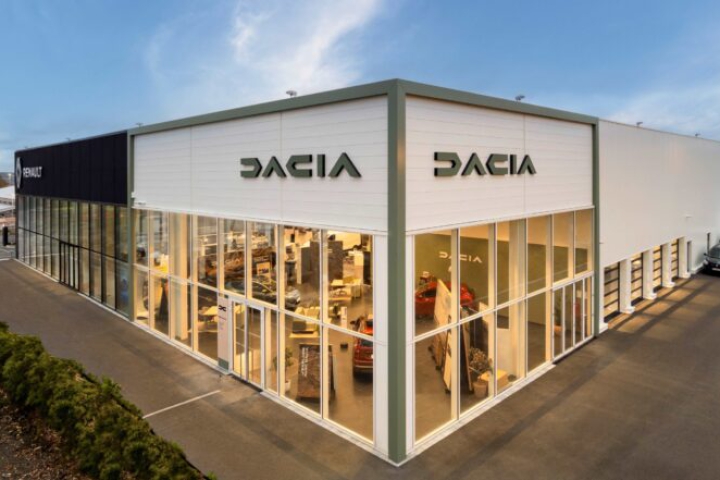 dacia-showroom-masini-2-scaled-e1702023102954-696x441-1.jpg