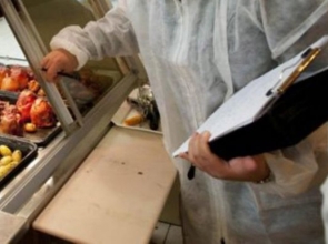 Argeș. Inspectorii DSVSA au aplicat amenzi de 174.000 de lei și au retras peste 40 de tone de alimente de la comercializare, în septembrie