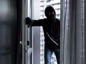 Tânăr din orașul Mioveni – REȚINUT după ce a sustras ilegal un telefon mobil dintr-un apartament din Pitești