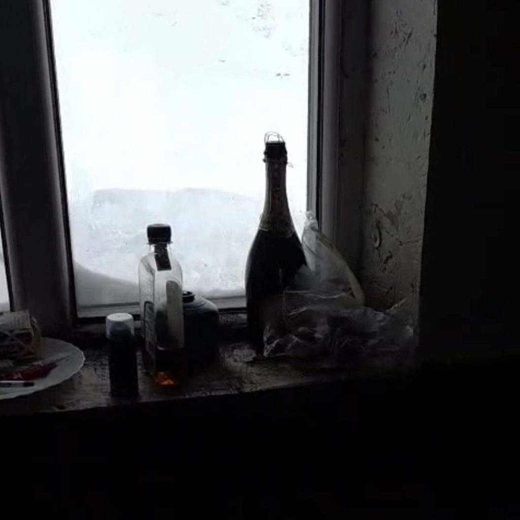 Foto - Nesimțire la cote maxime! Turiștii au VANDALIZAT (din nou) refugiul montan Iezer! 3 gunoi refugiu 3