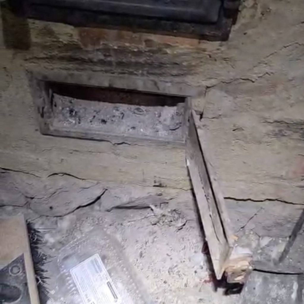 Foto - Nesimțire la cote maxime! Turiștii au VANDALIZAT (din nou) refugiul montan Iezer! 1 gunoi refugiu 4