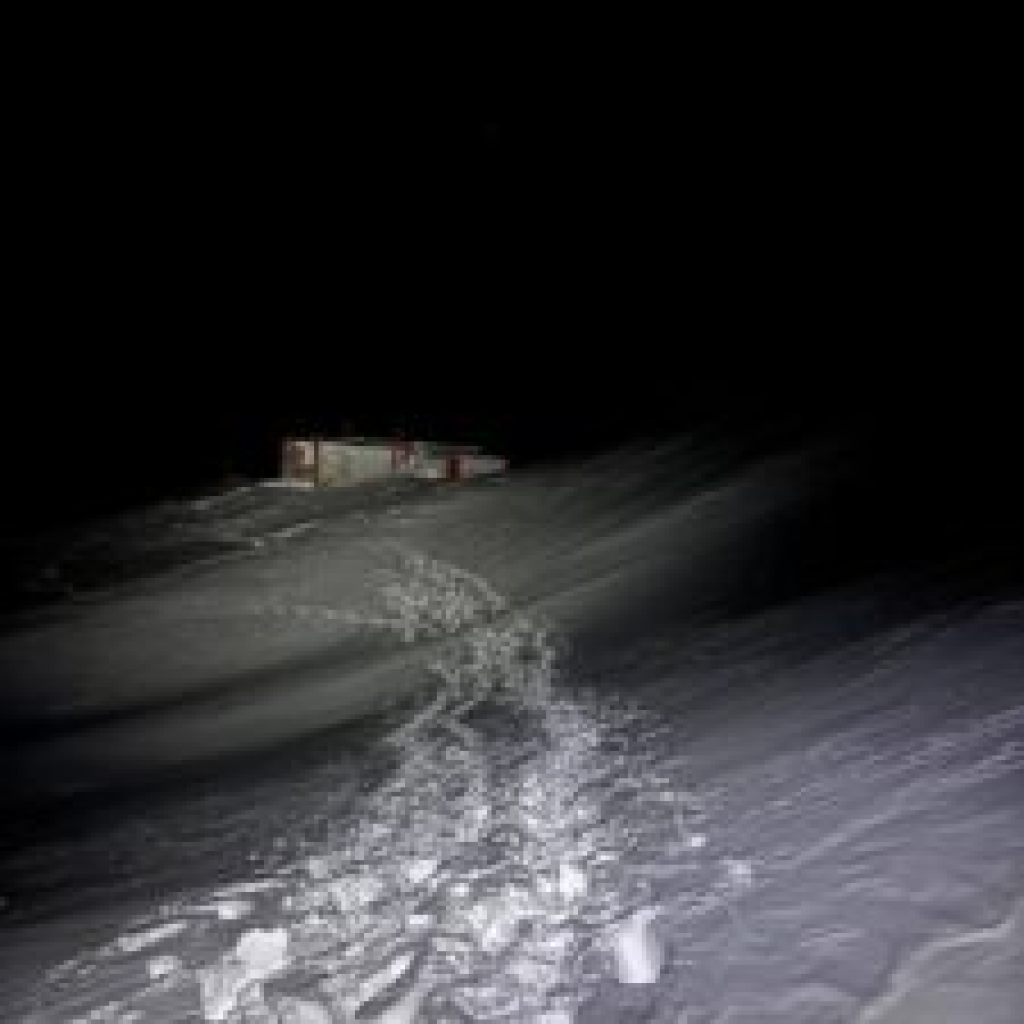 Foto - Nesimțire la cote maxime! Turiștii au VANDALIZAT (din nou) refugiul montan Iezer! 4 image 64