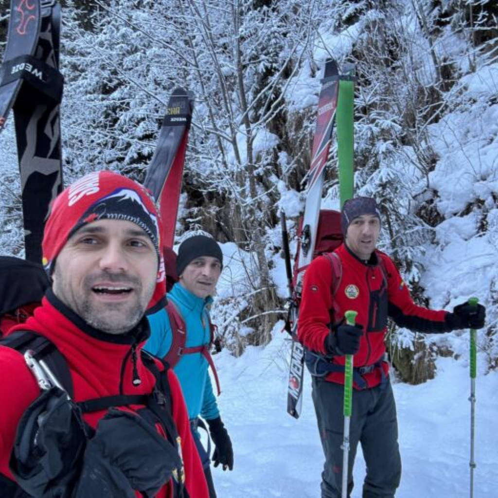 Foto - Nesimțire la cote maxime! Turiștii au VANDALIZAT (din nou) refugiul montan Iezer! 5 image 65